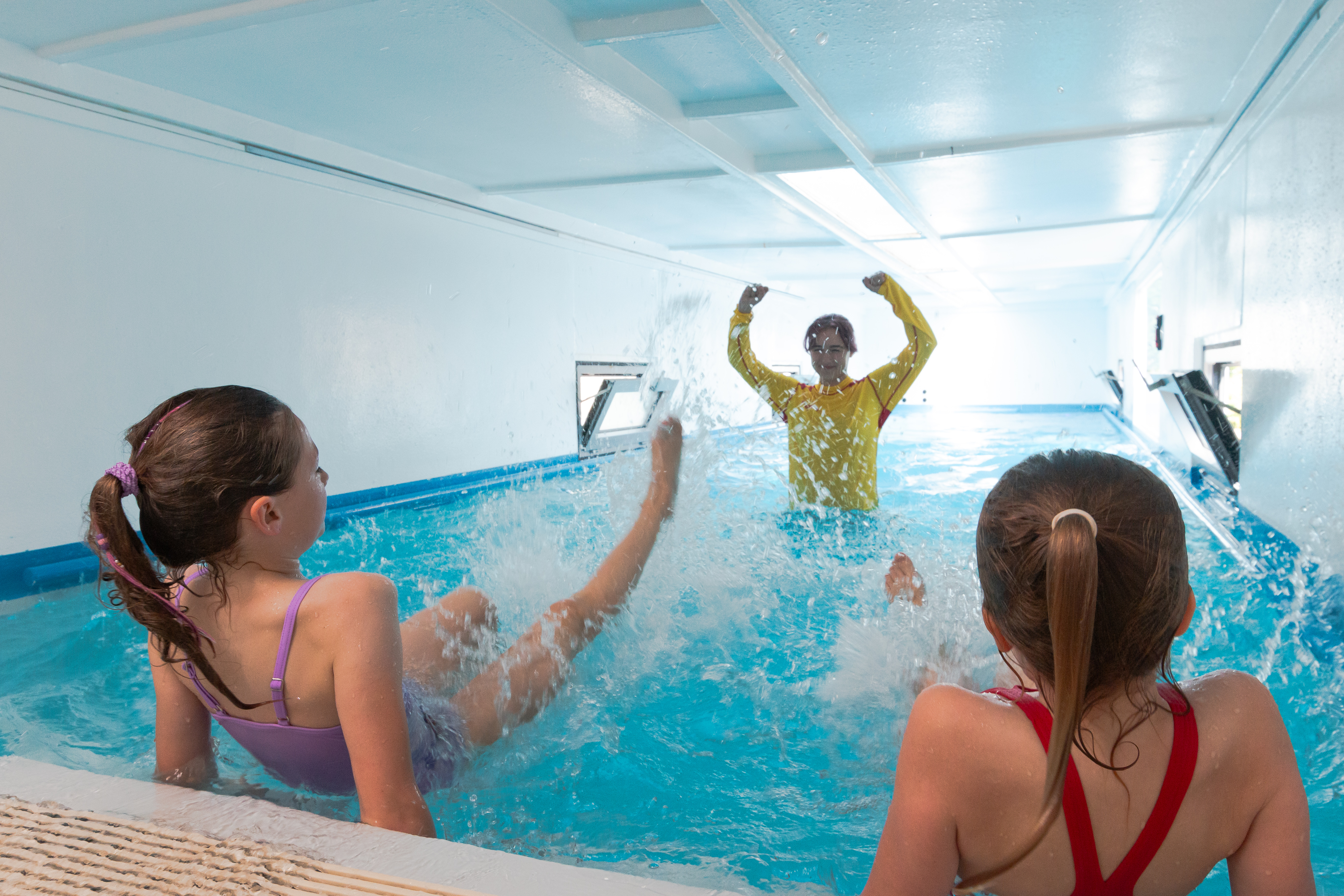 Kinder im Schwimmcontainer
